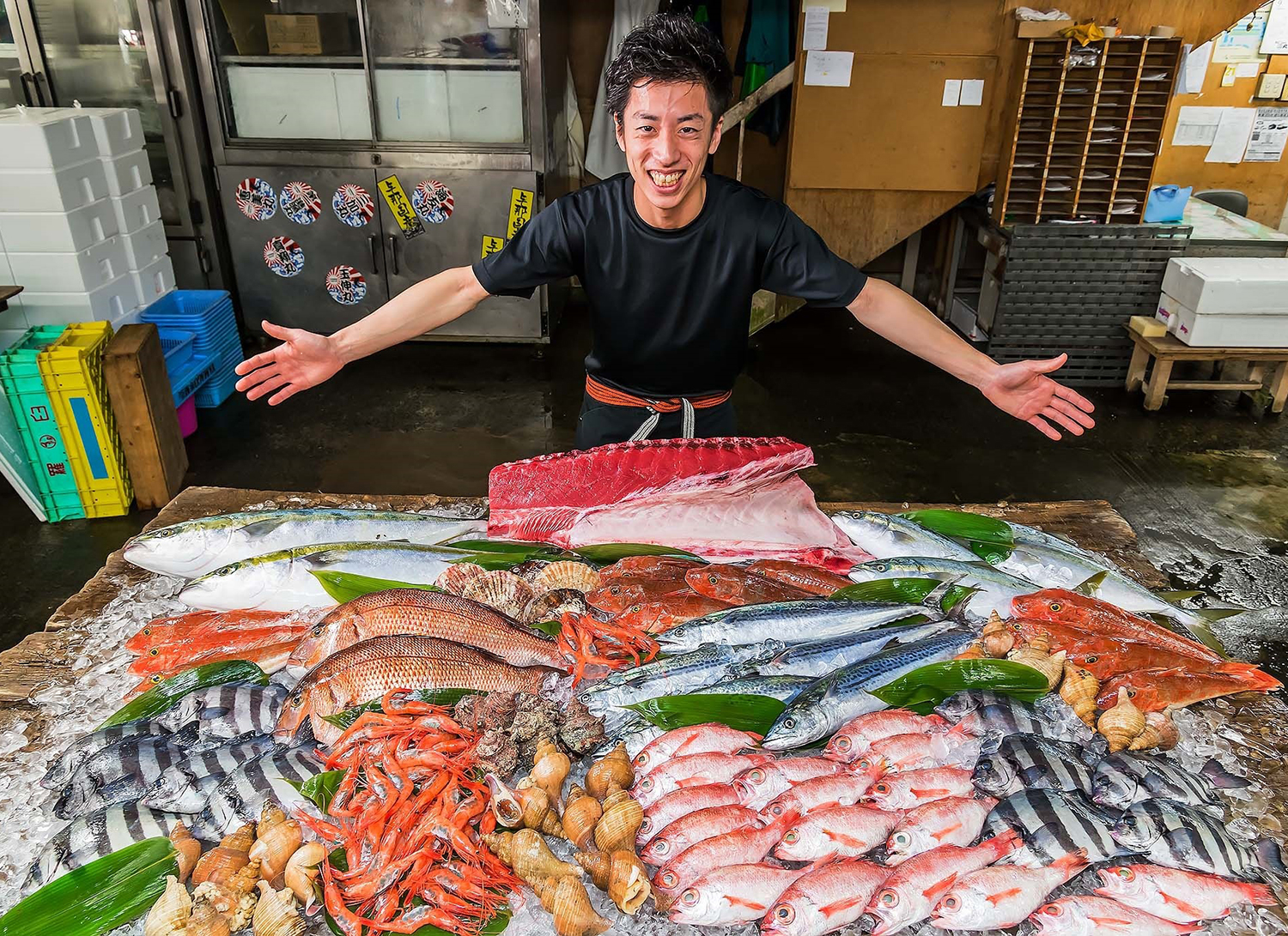 並べられた新鮮な魚、笑顔の社長の画像