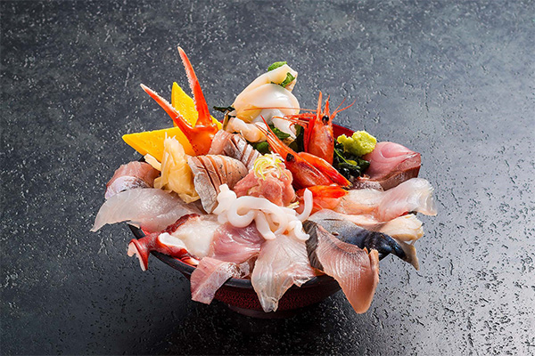 百番街 魚菜屋 あんと店の料理 新鮮な魚介類が丼から溢れんばかりに盛られた海鮮丼の画像