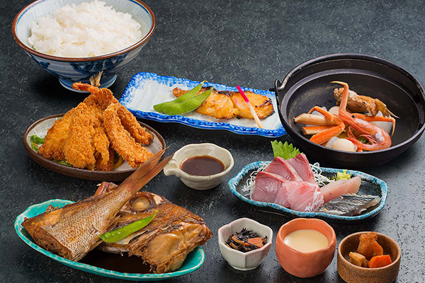 魚がし食堂 Rinto店の料理 新鮮な魚を使用した定食の画像