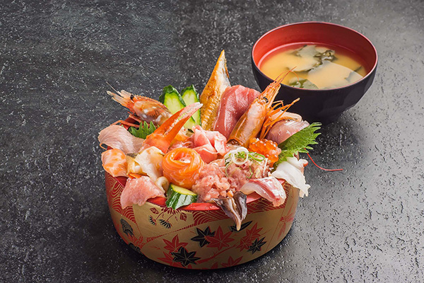 魚菜屋 魚がし食堂 中央市場店の料理 新鮮な魚介類が丼から溢れんばかりに盛られた海鮮丼の画像