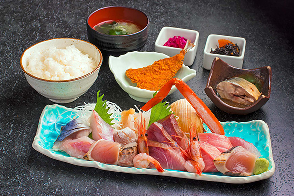 魚菜屋 魚がし食堂 東力店の料理 新鮮な刺身や魚のフライの定食の画像