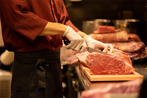 肉を切る調理風景の画像